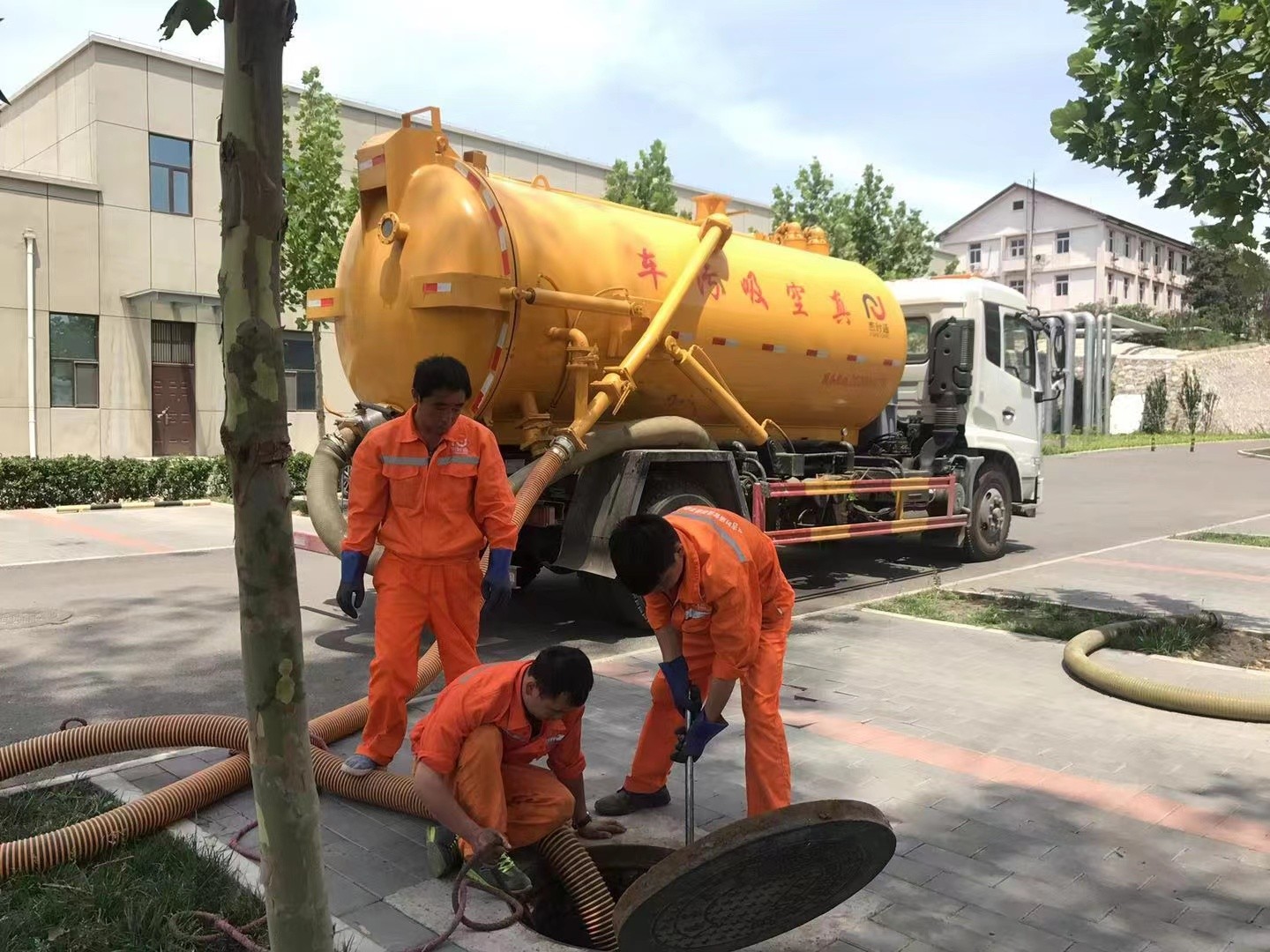 景德镇化粪池清理与5-8吨吸粪车施工效率分析
